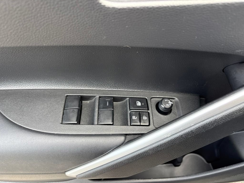 Used 2022 Toyota Corolla Cross LE AWD/4WD image 17
