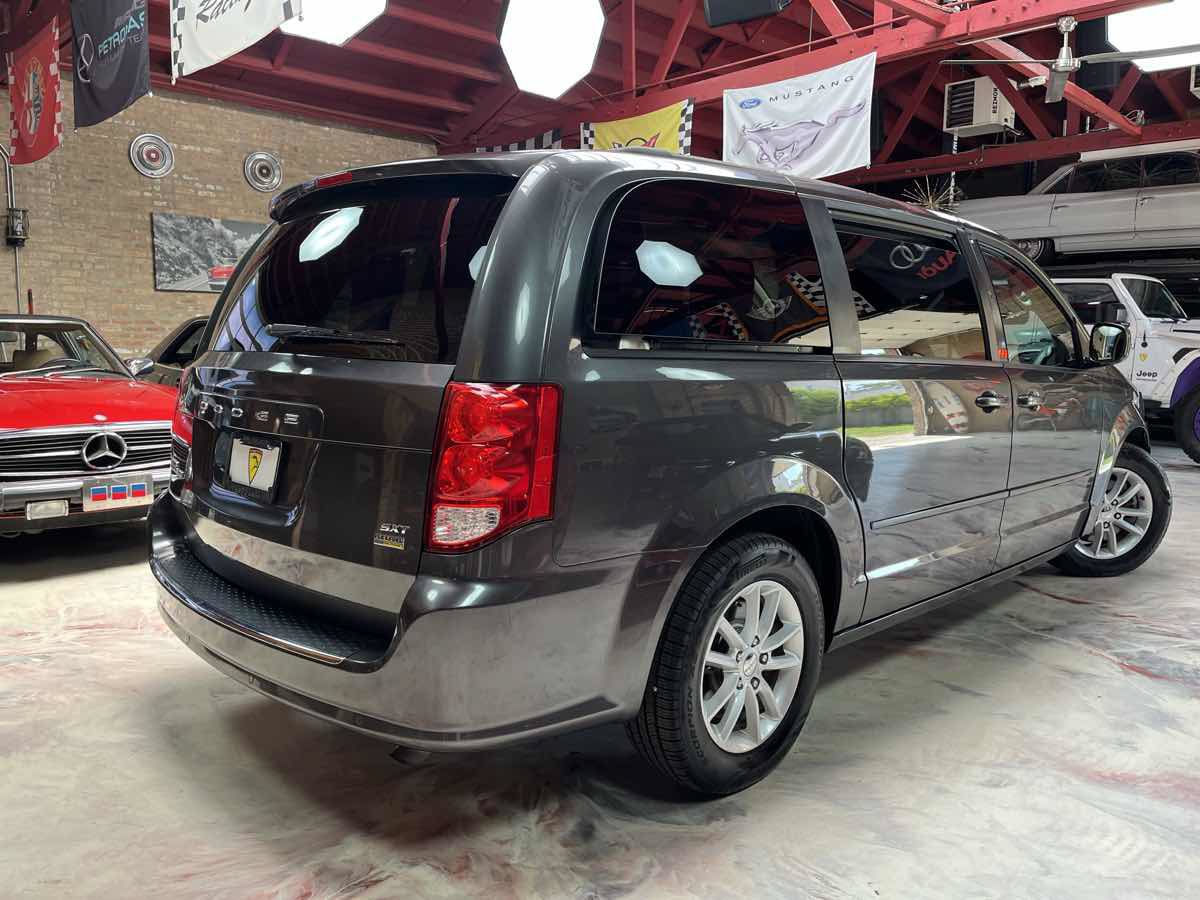 Used 2016 Dodge Grand Caravan SXT w/ Rear Park Assist Package FWD image 2
