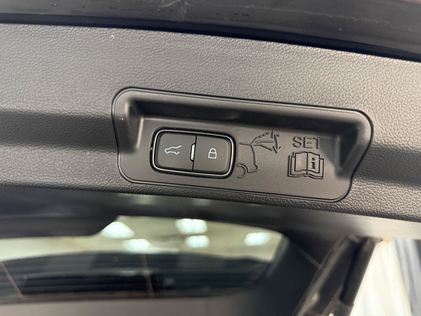Used 2022 Ford Explorer XLT w/ Equipment Group 202A AWD/4WD image 30