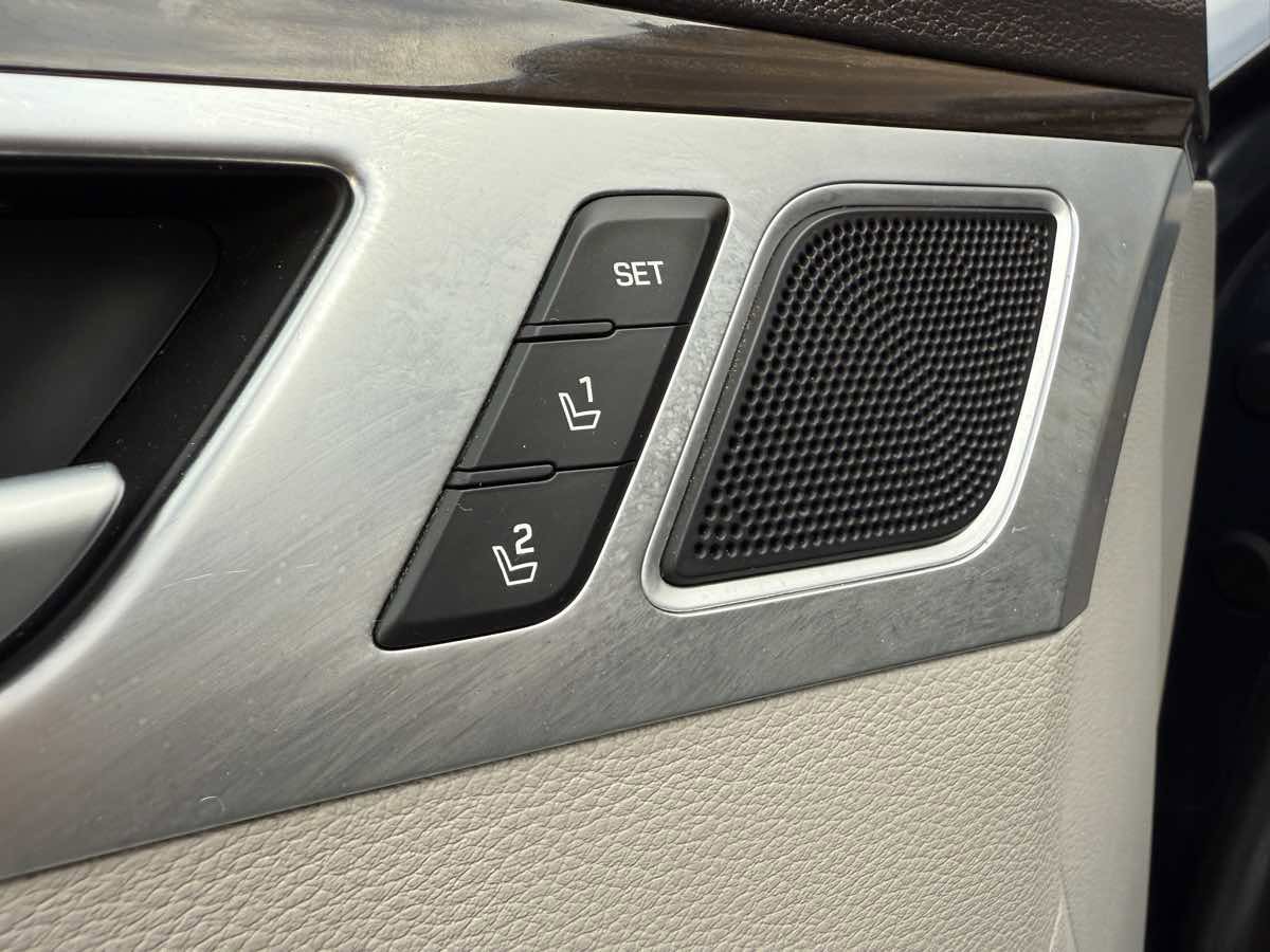 Used 2017 Genesis G80 3.8 image 32