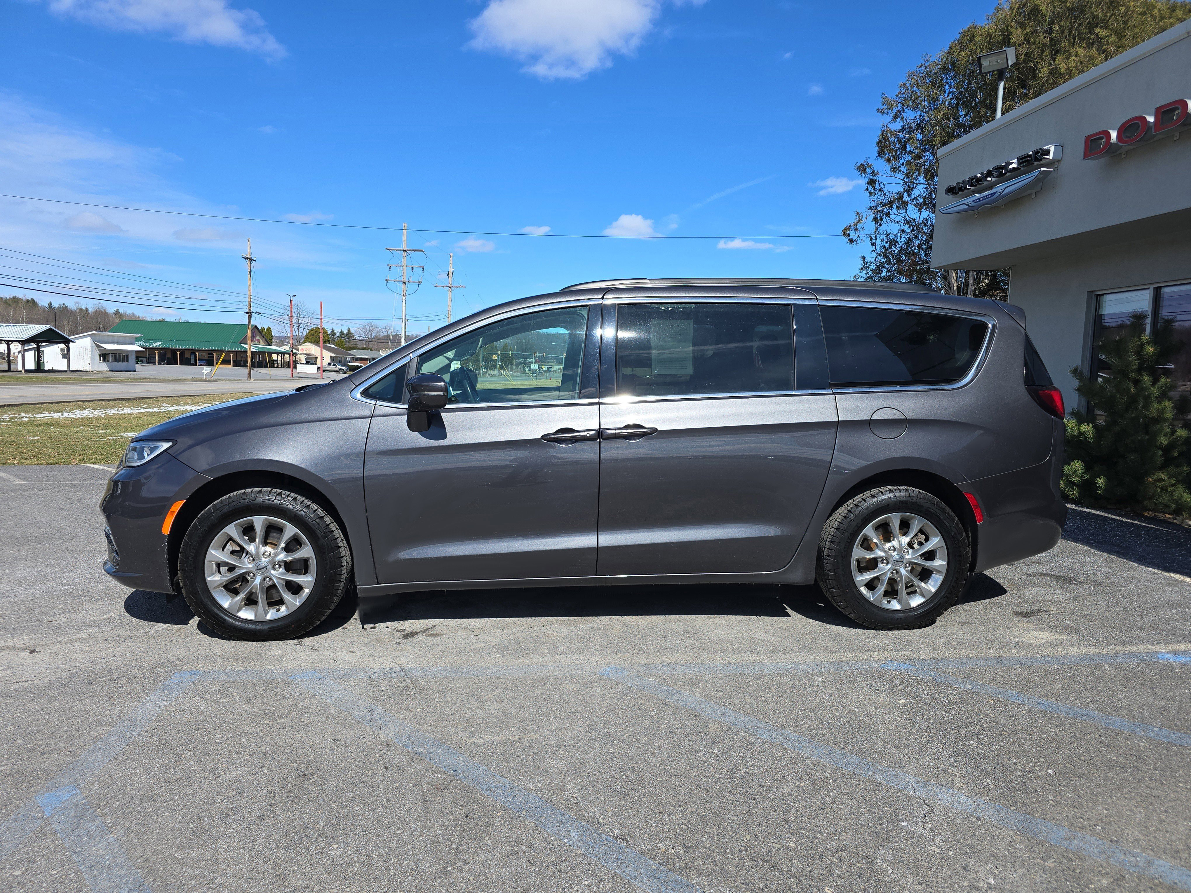 Used 2022 Chrysler Pacifica Touring-L image 7