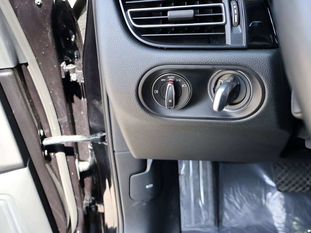 Certified 2023 Porsche Macan image 32