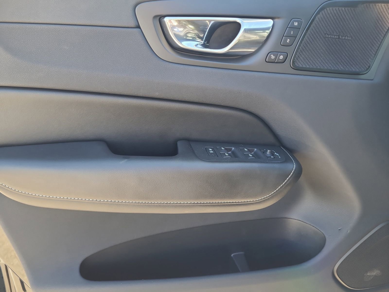 Used 2019 Volvo XC60 T5 R-Design w/ Protection Package Premier image 18