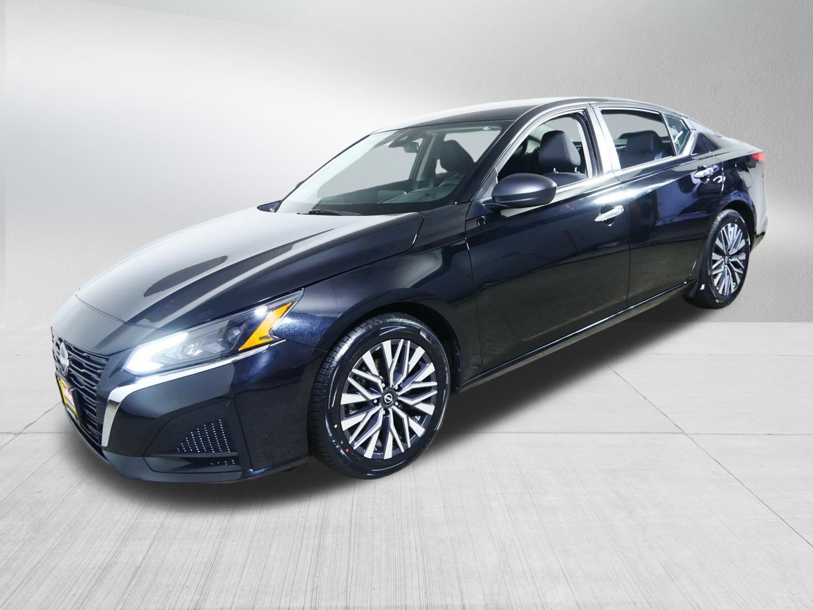 Used 2025 Nissan Altima 2.5 SV FWD image 3