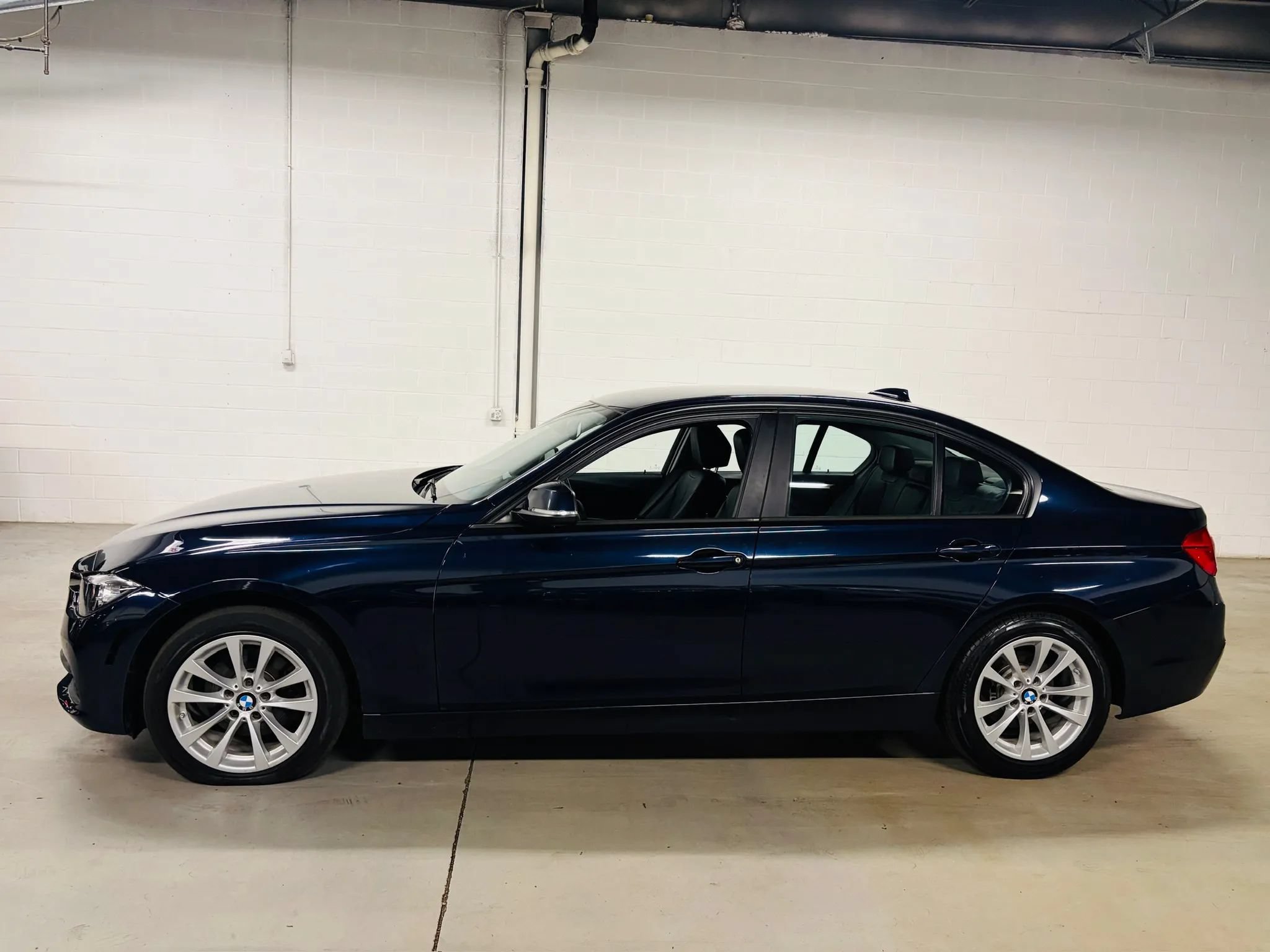 Used 2016 BMW 320i xDrive Sedan AWD/4WD image 5