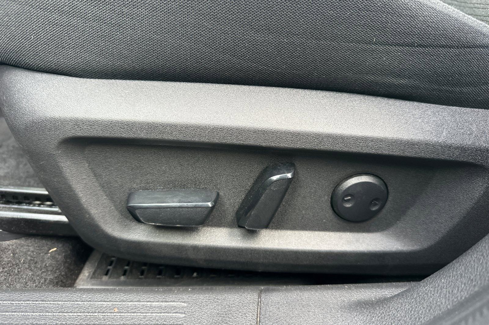 Used 2023 Nissan Rogue SV image 12