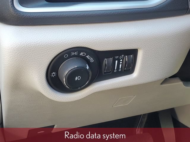 Used 2024 Chrysler Pacifica Touring-L FWD image 8