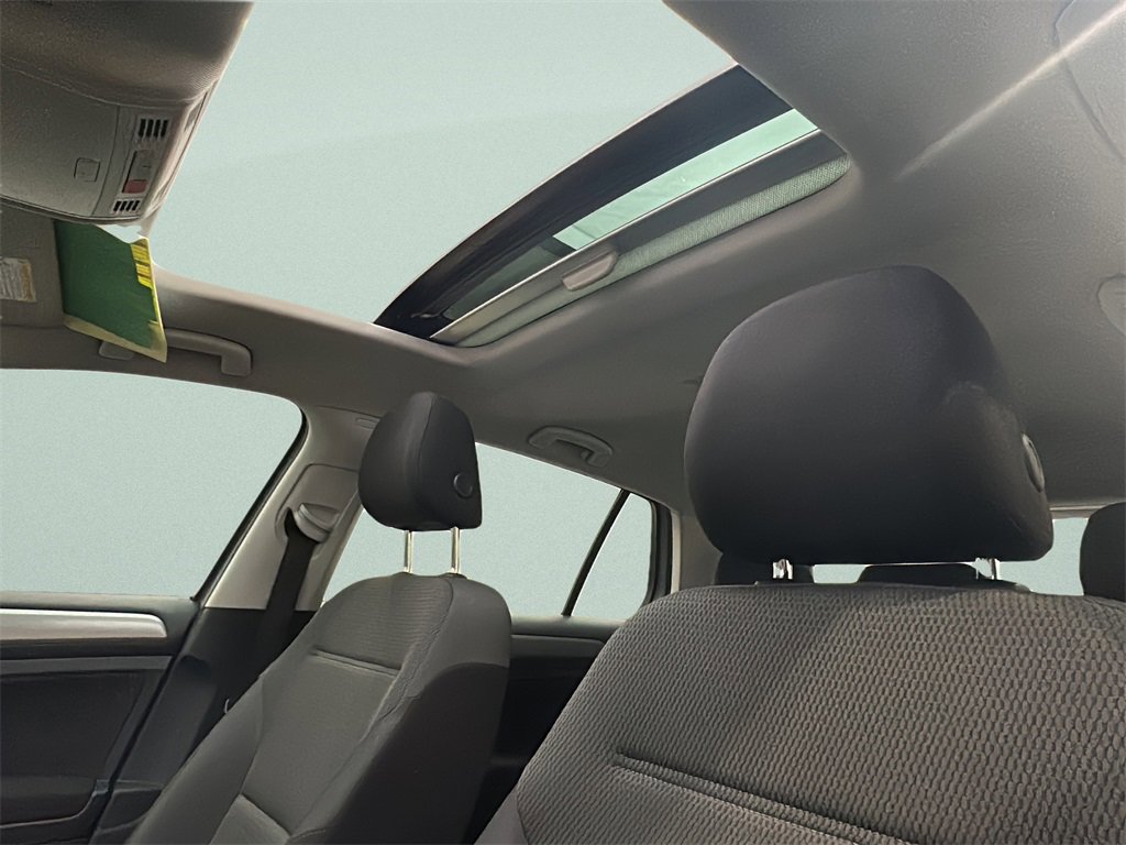 Used 2016 Volkswagen Golf S image 8