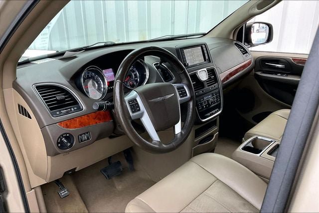 Used 2014 Chrysler Town & Country Touring-L w/ Trailer Tow Group FWD image 16