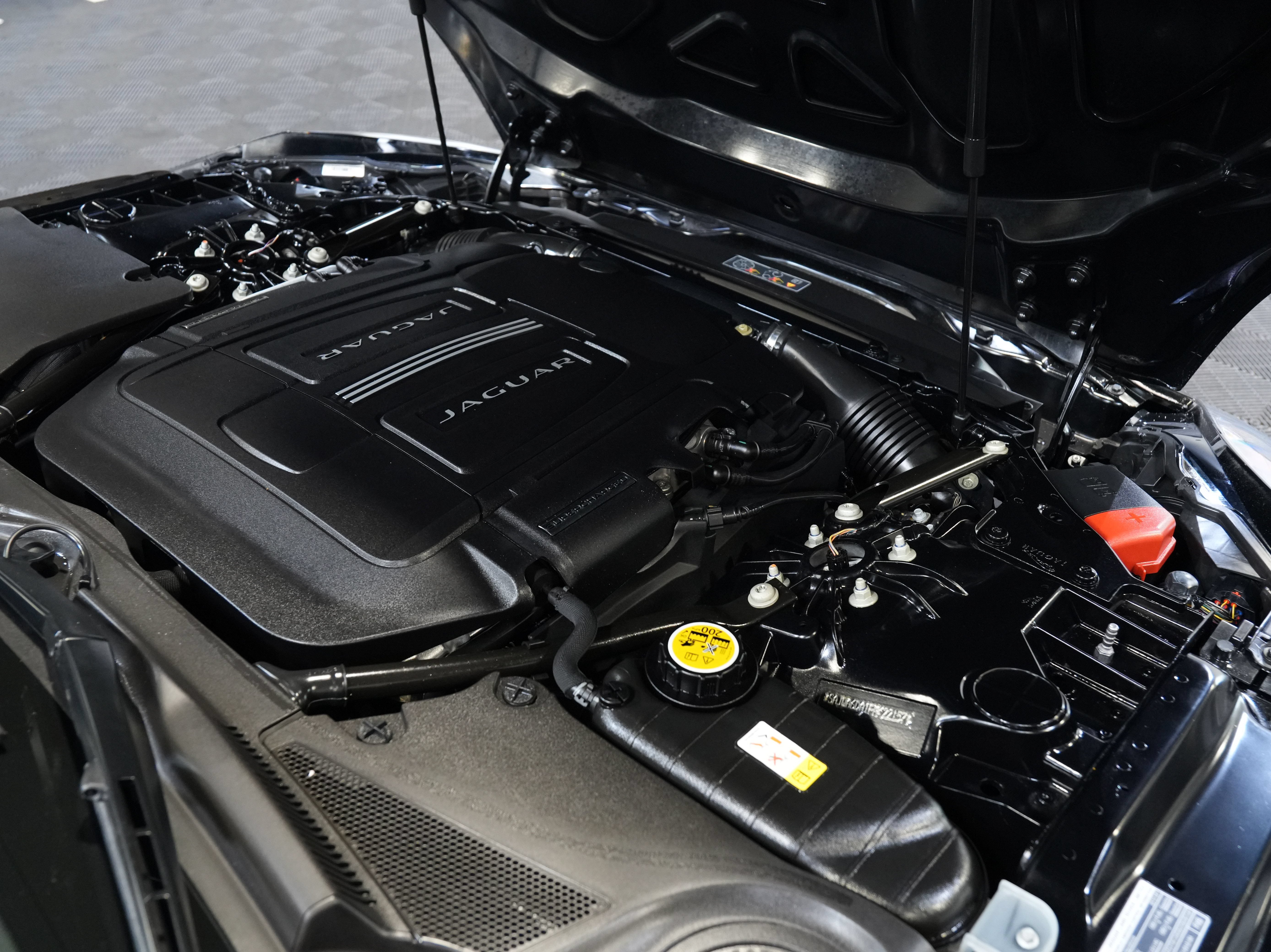 Used 2015 Jaguar F-TYPE R RWD image 41