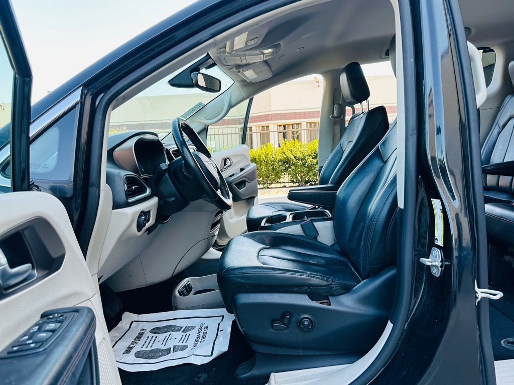 Used 2019 Chrysler Pacifica Touring-L FWD image 15