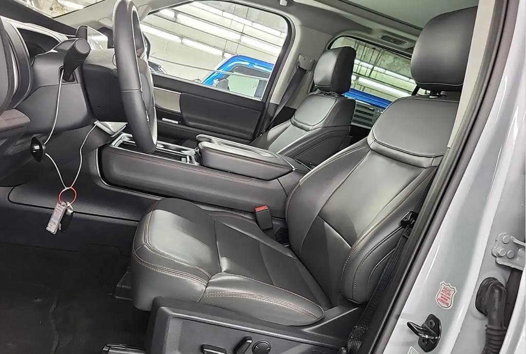 Used 2025 Ford Expedition Max Active AWD/4WD image 4