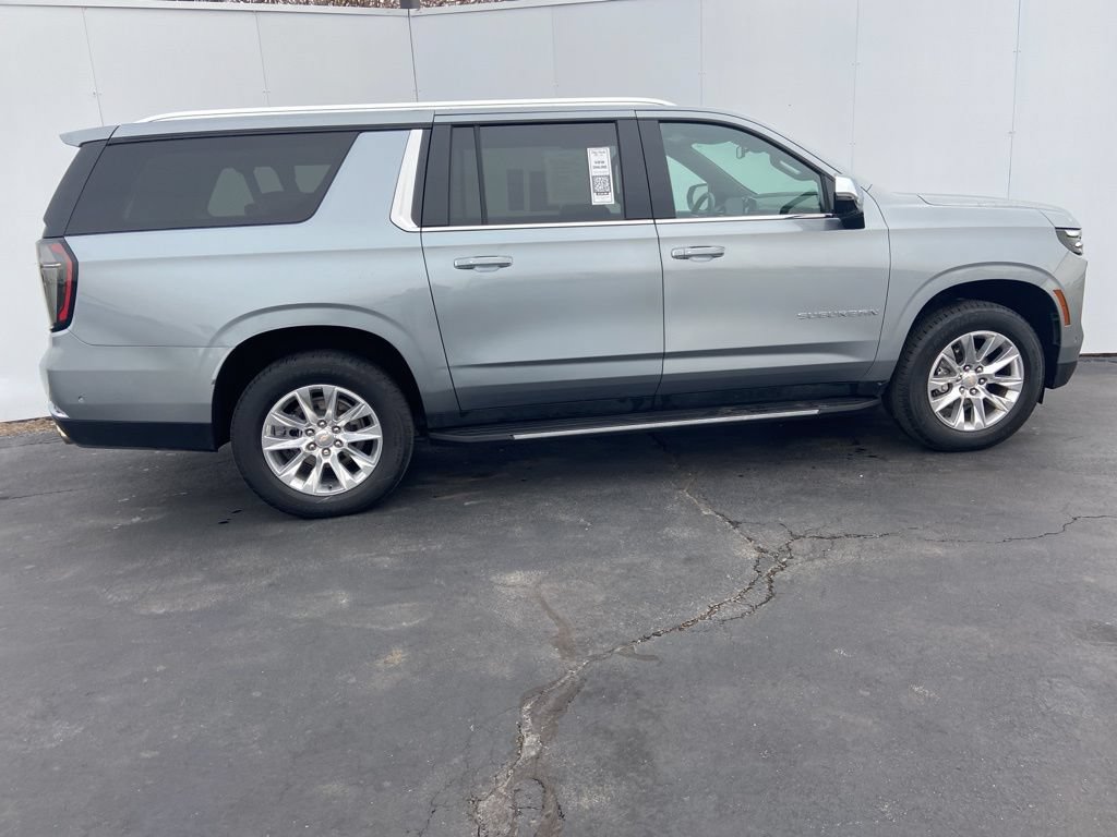 Used 2025 Chevrolet Suburban Premier AWD/4WD image 3