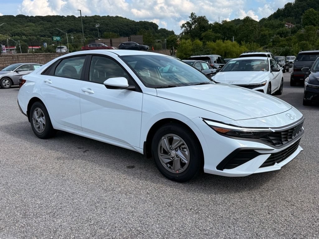Used 2025 Hyundai Elantra SE FWD image 12