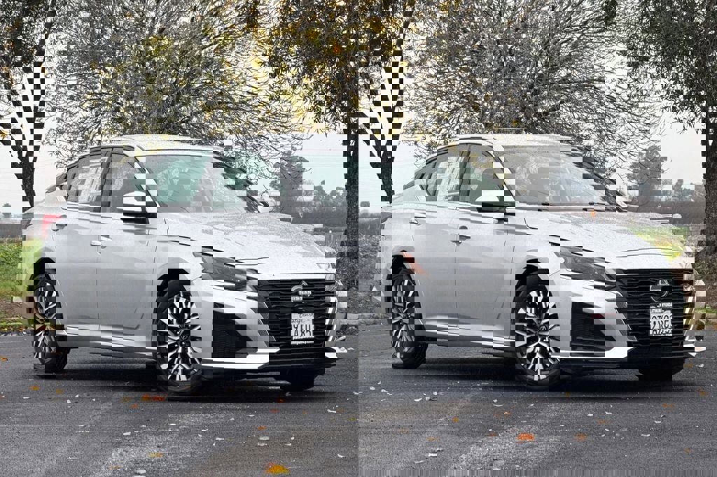 Used 2023 Nissan Altima 2.5 SV image 2