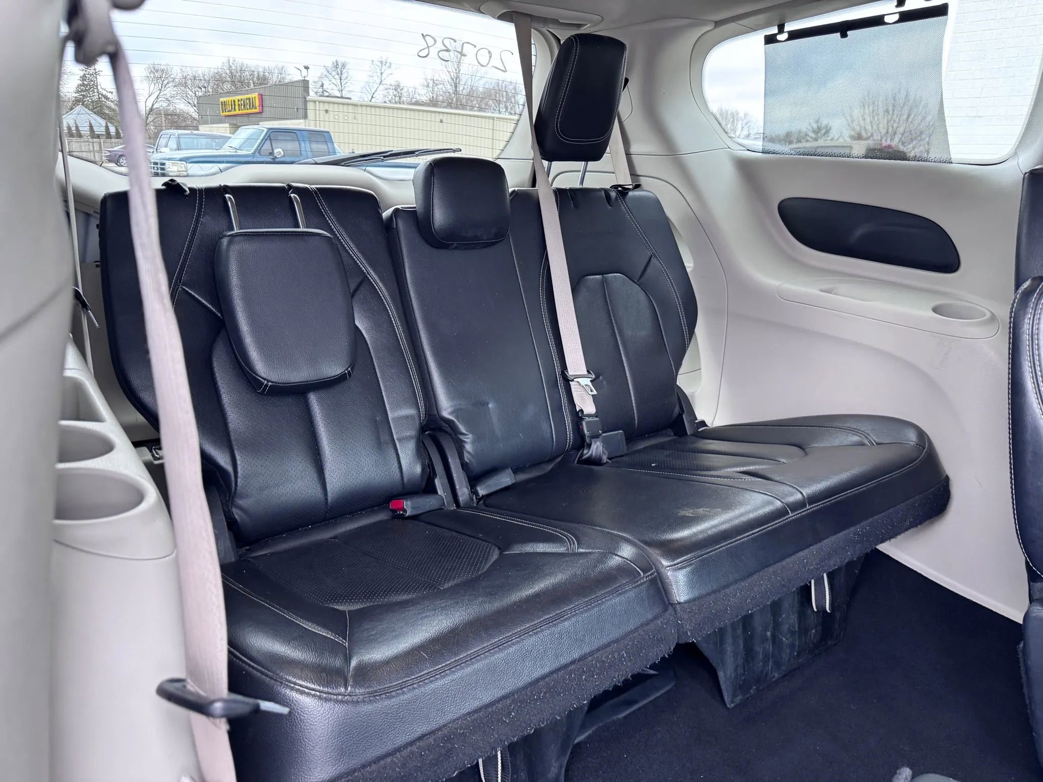 Used 2022 Chrysler Pacifica Touring-L image 14
