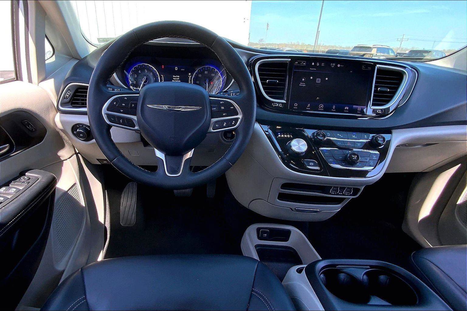 Used 2023 Chrysler Pacifica Touring-L image 5