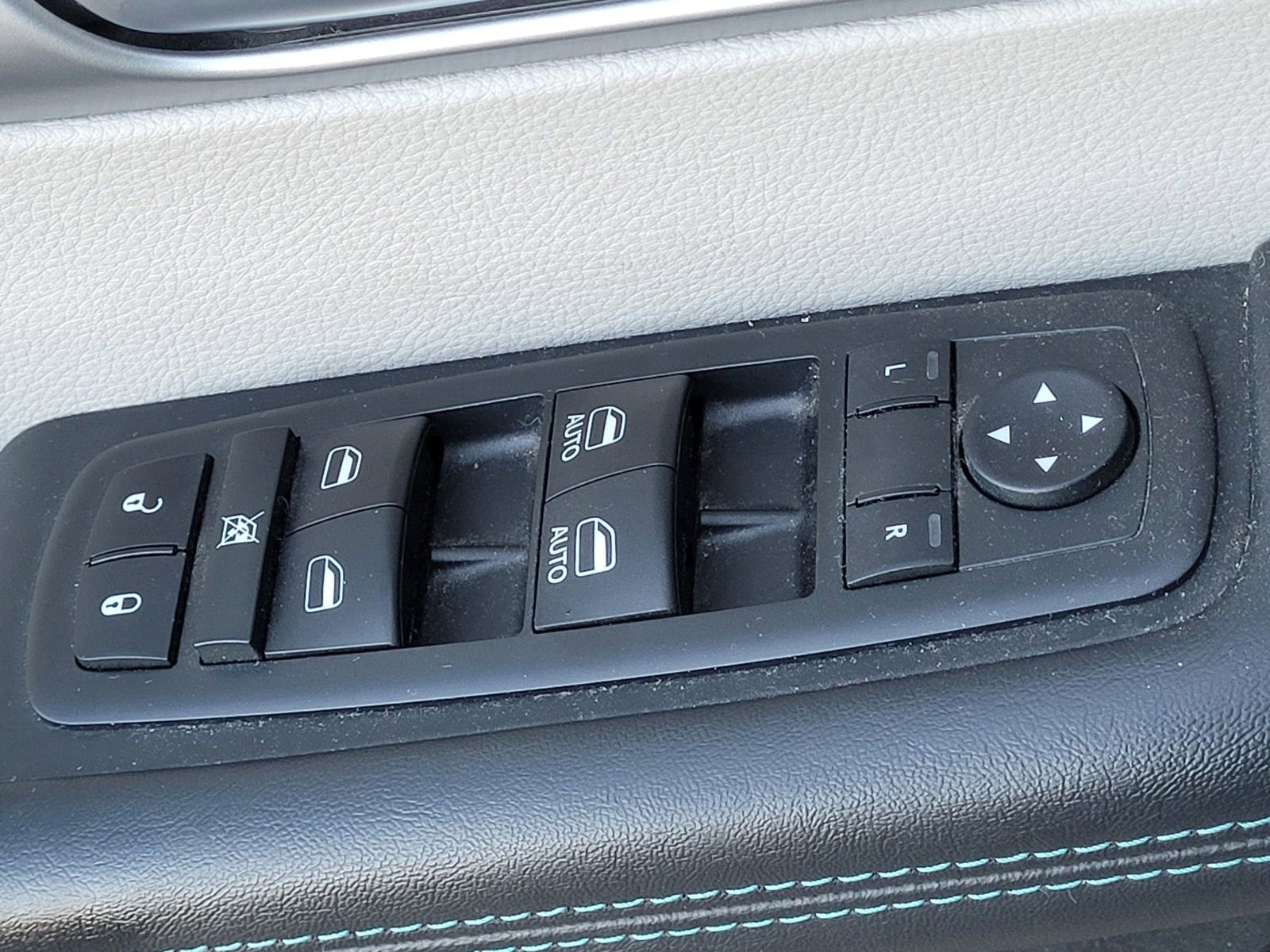 Used 2018 Chrysler Pacifica Limited w/ Advanced Safetytec Group image 24