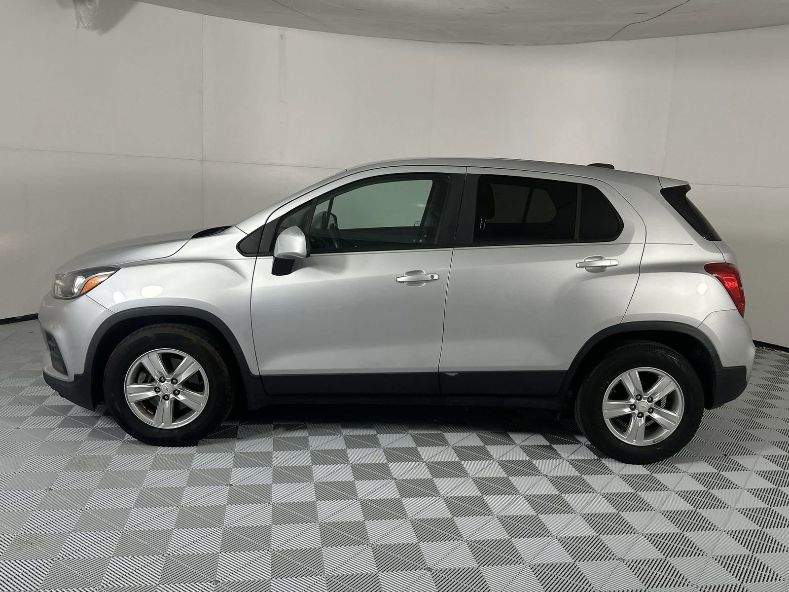 Used 2021 Chevrolet Trax LS w/ Tint and Cruise Package image 5