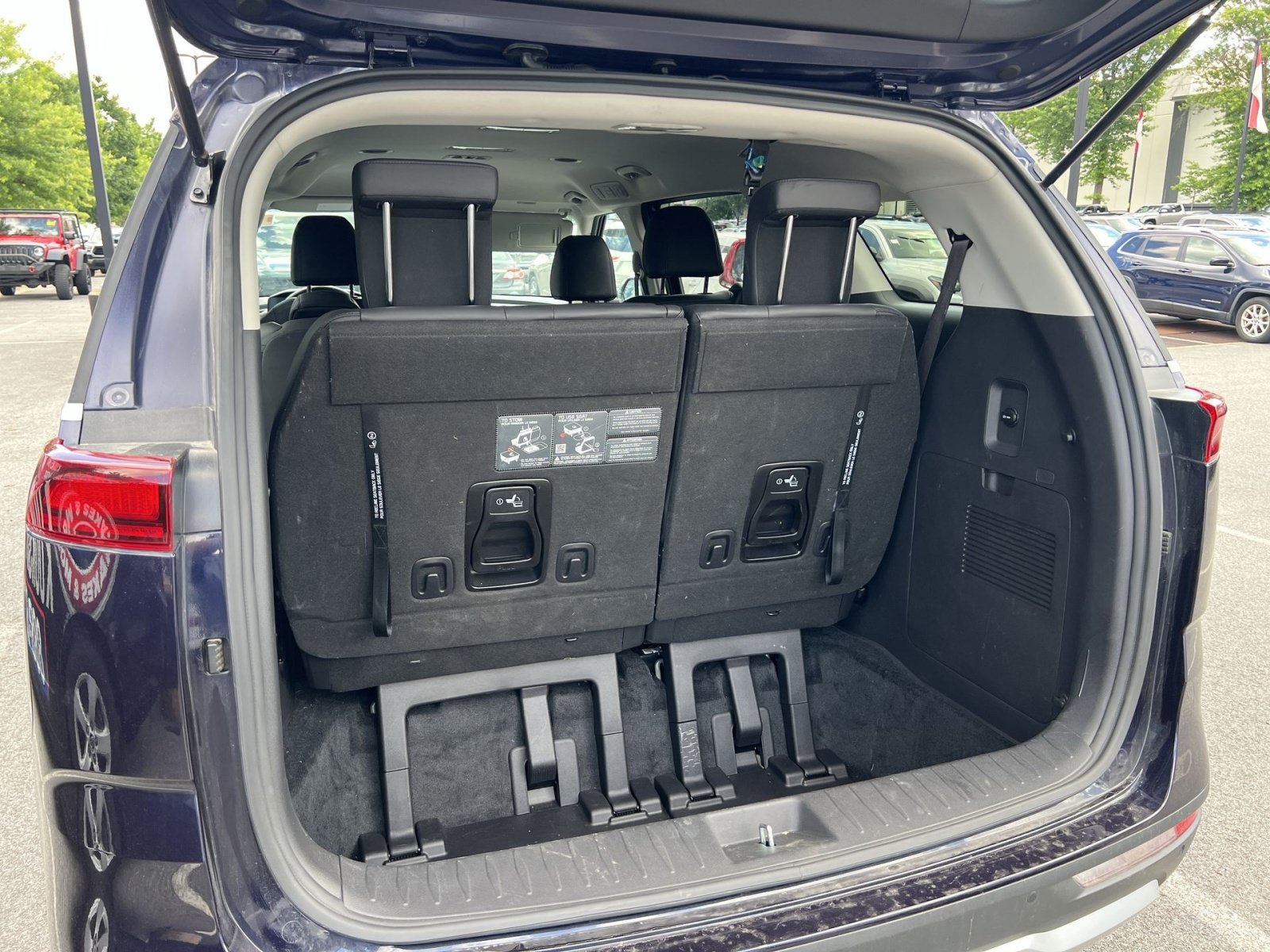 Used 2024 Kia Carnival LX FWD image 24