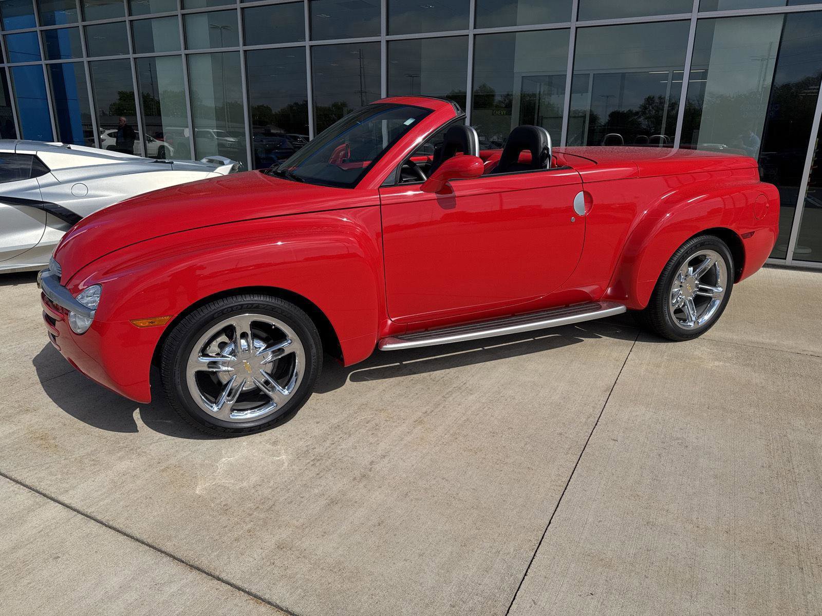 Used 2005 Chevrolet SSR w/ Preferred Equipment Group RWD image 10