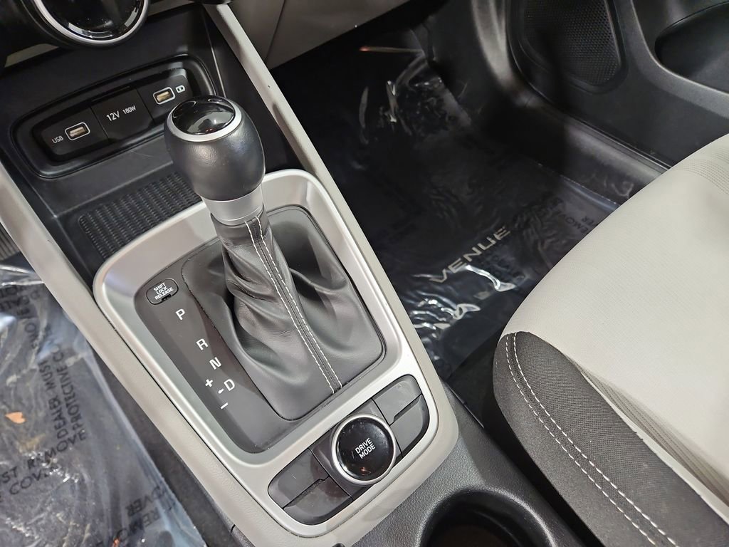 Used 2022 Hyundai Venue SEL image 24