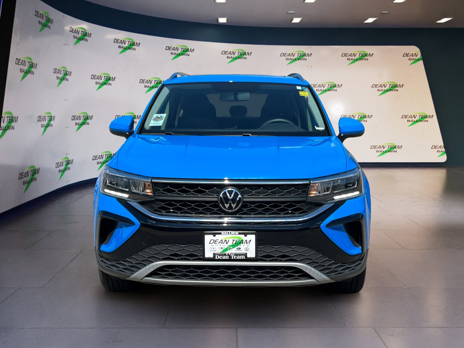 Used 2022 Volkswagen Taos SE w/ Panoramic Sunroof Package image 2