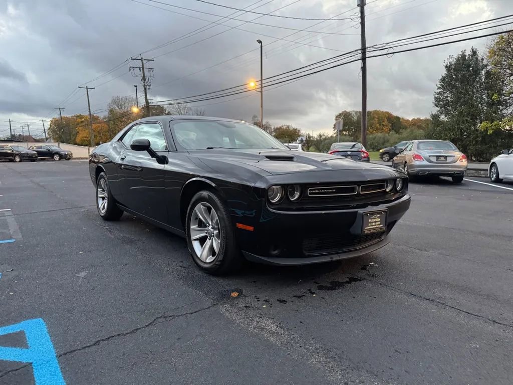 Used 2016 Dodge Challenger SXT RWD image 4