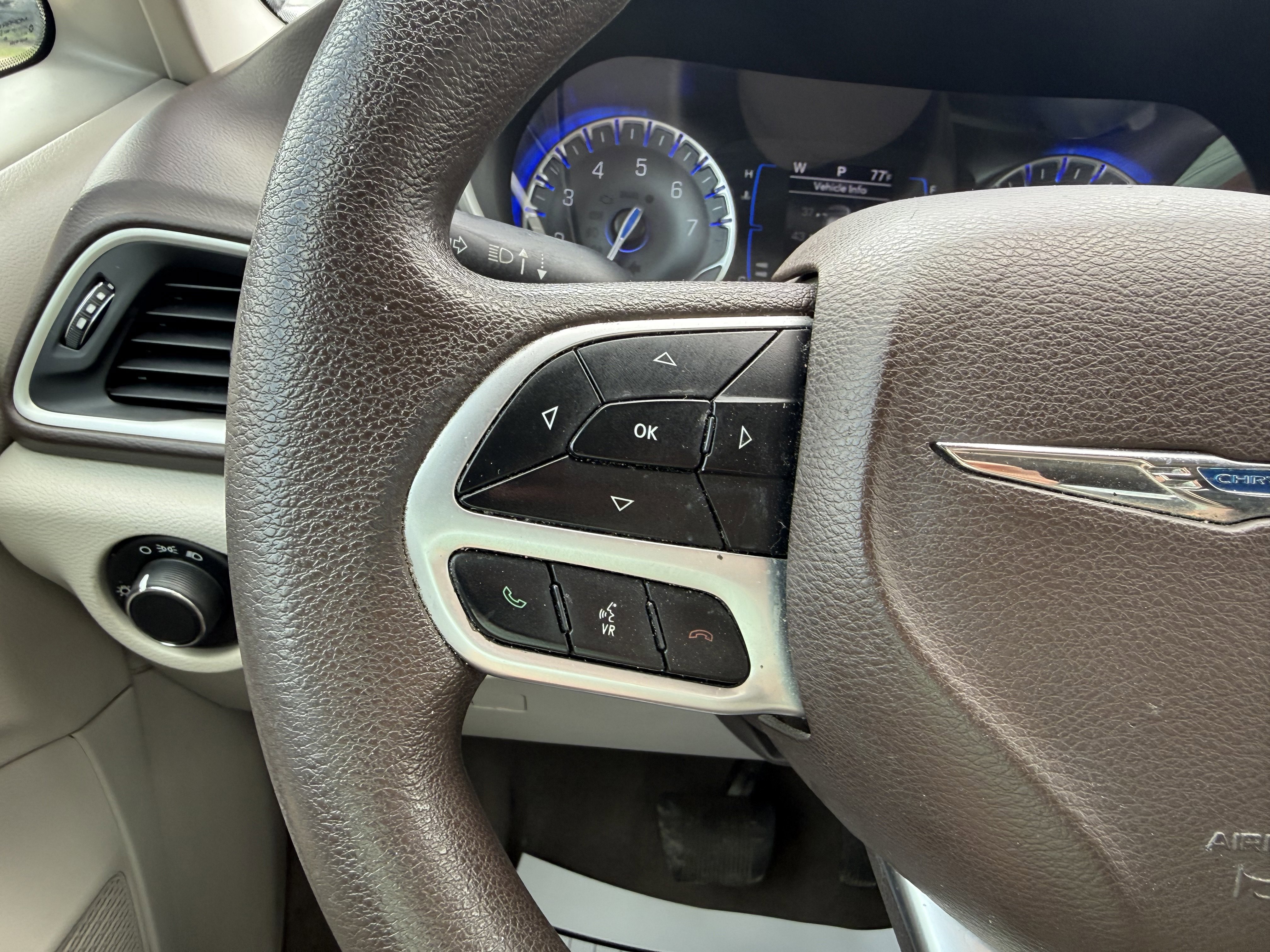 Used 2020 Chrysler Voyager L image 22