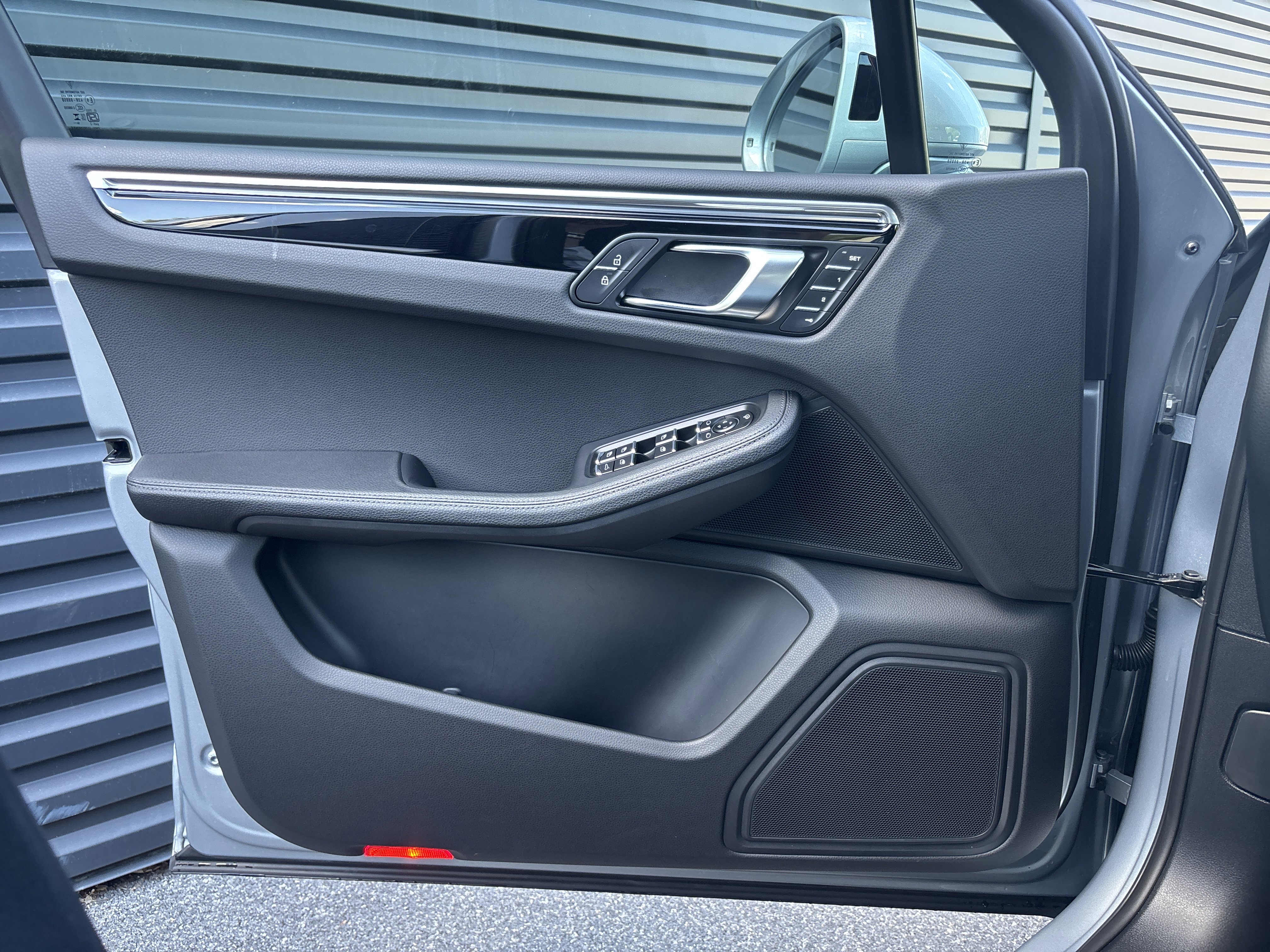 Certified 2025 Porsche Macan image 14