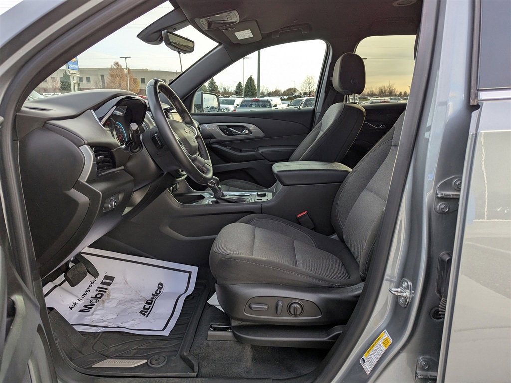 Used 2023 Chevrolet Traverse LT w/ Rear Camera Mirror Package image 12