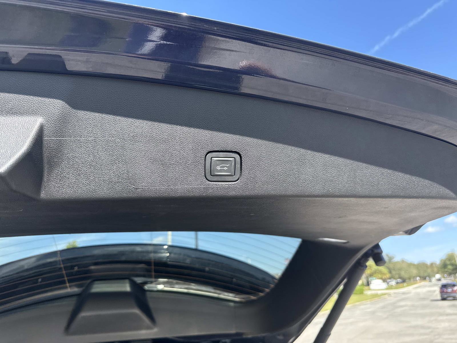 Used 2025 Cadillac XT6 Premium Luxury image 13