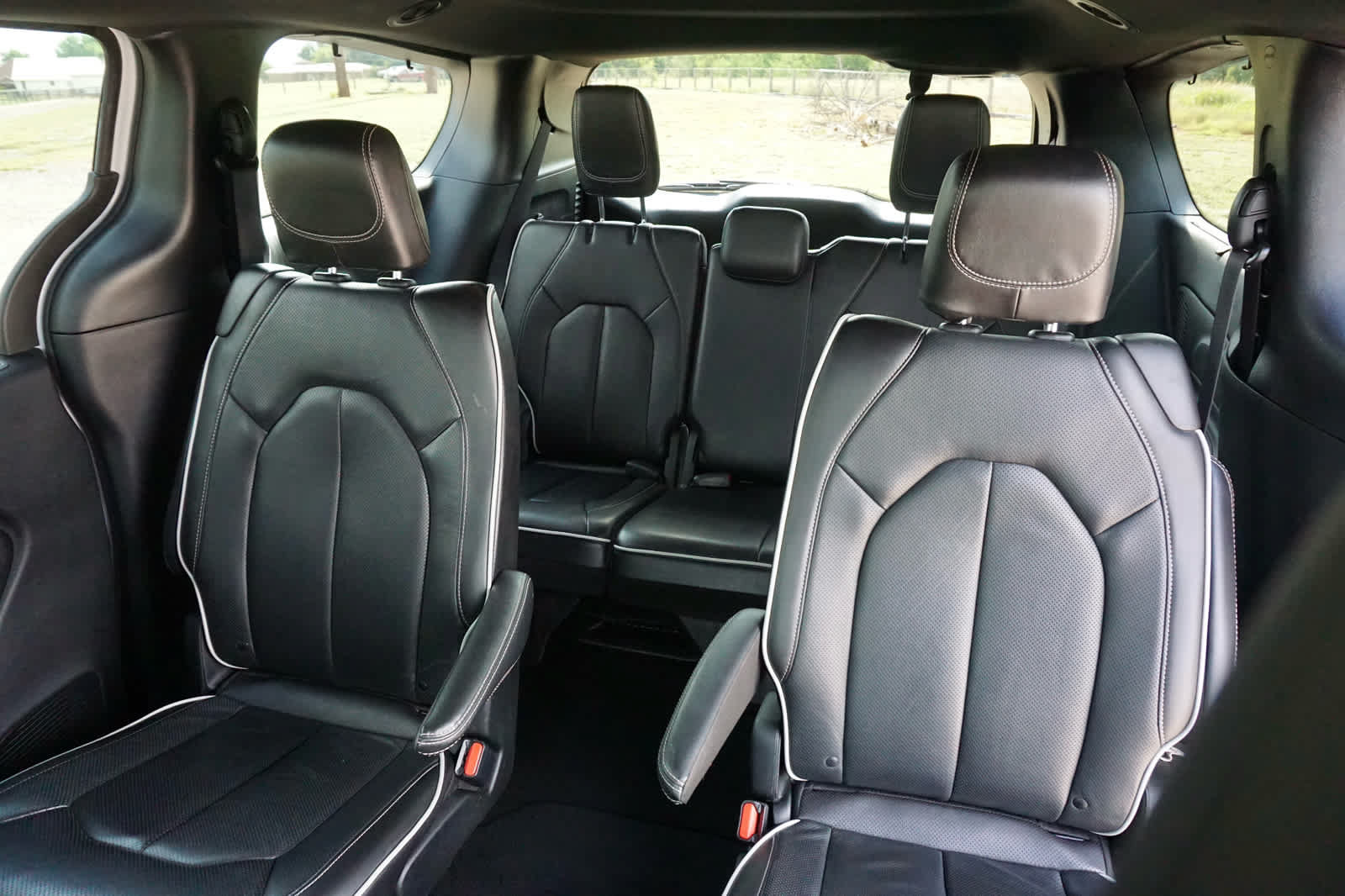 Used 2025 Chrysler Pacifica Limited FWD image 34