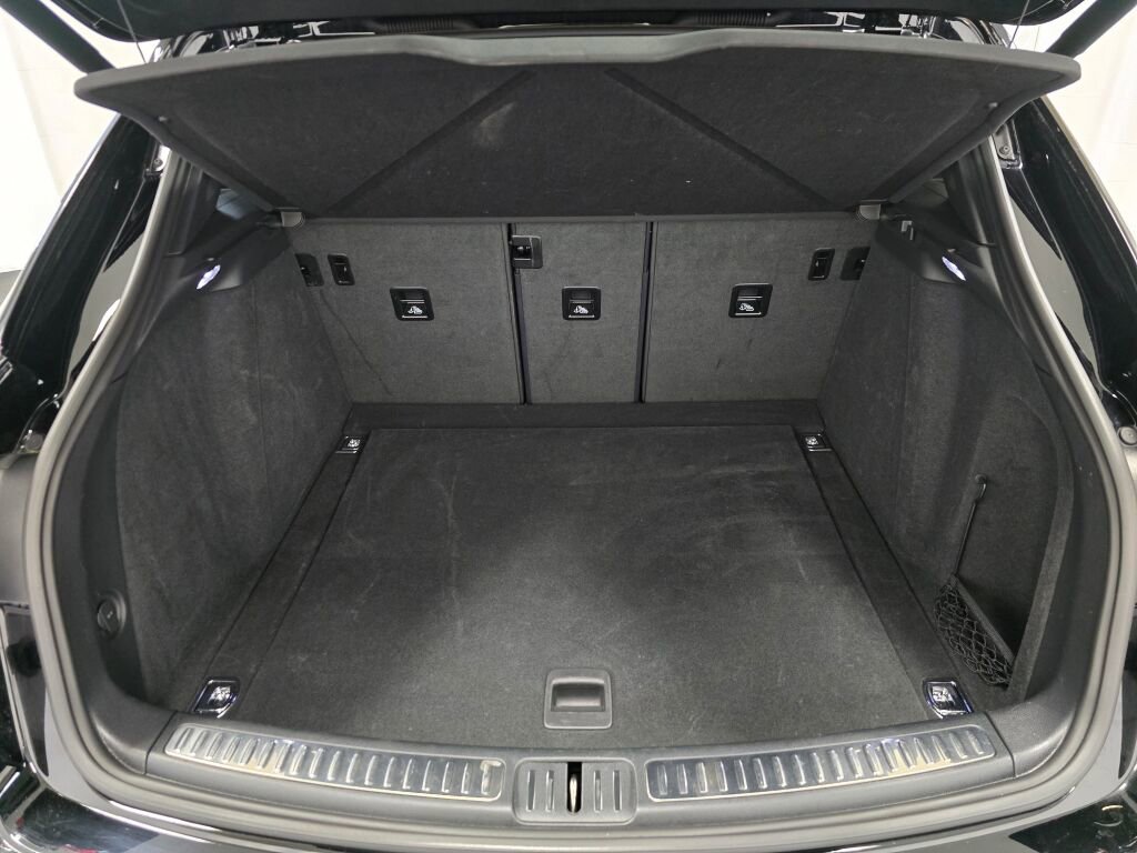 Certified 2024 Porsche Macan image 12