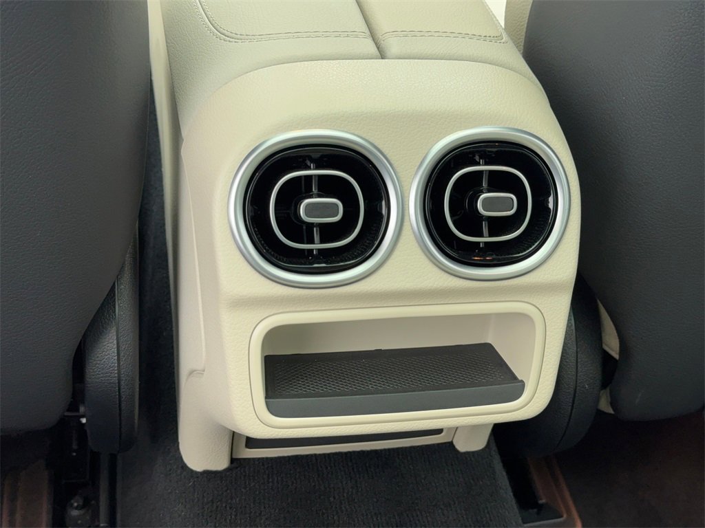 Used 2025 Mercedes-Benz C 300 Sedan image 44