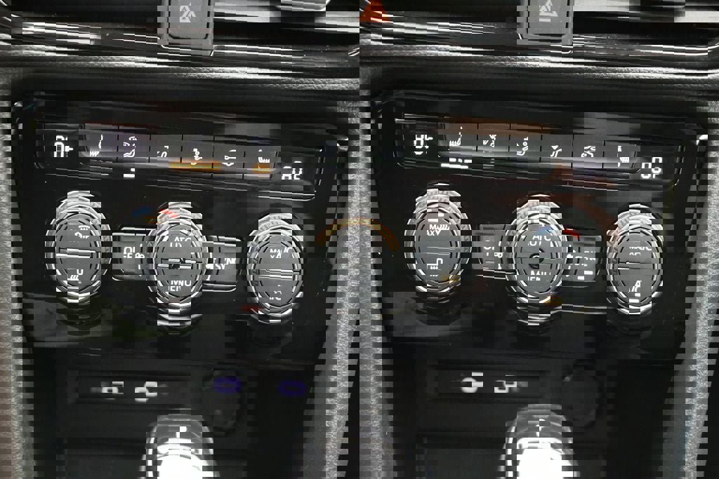 Used 2024 Volkswagen Taos SE image 21