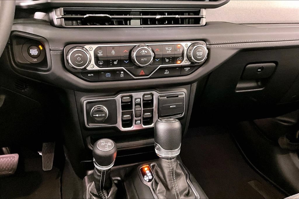 Used 2025 Jeep Wrangler Unlimited Sahara AWD/4WD image 8