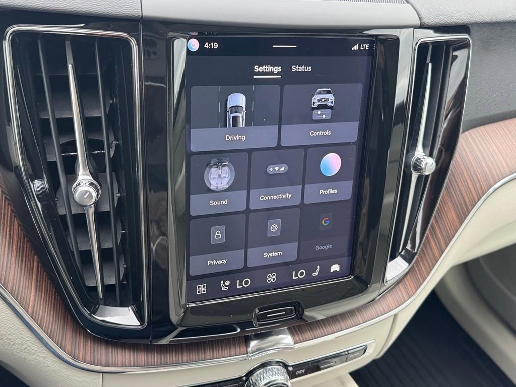 Used 2022 Volvo XC60 B5 Momentum w/ Climate Package image 19