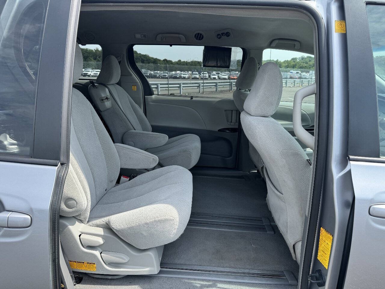 Used 2011 Toyota Sienna LE w/ Towing Pkg FWD image 11