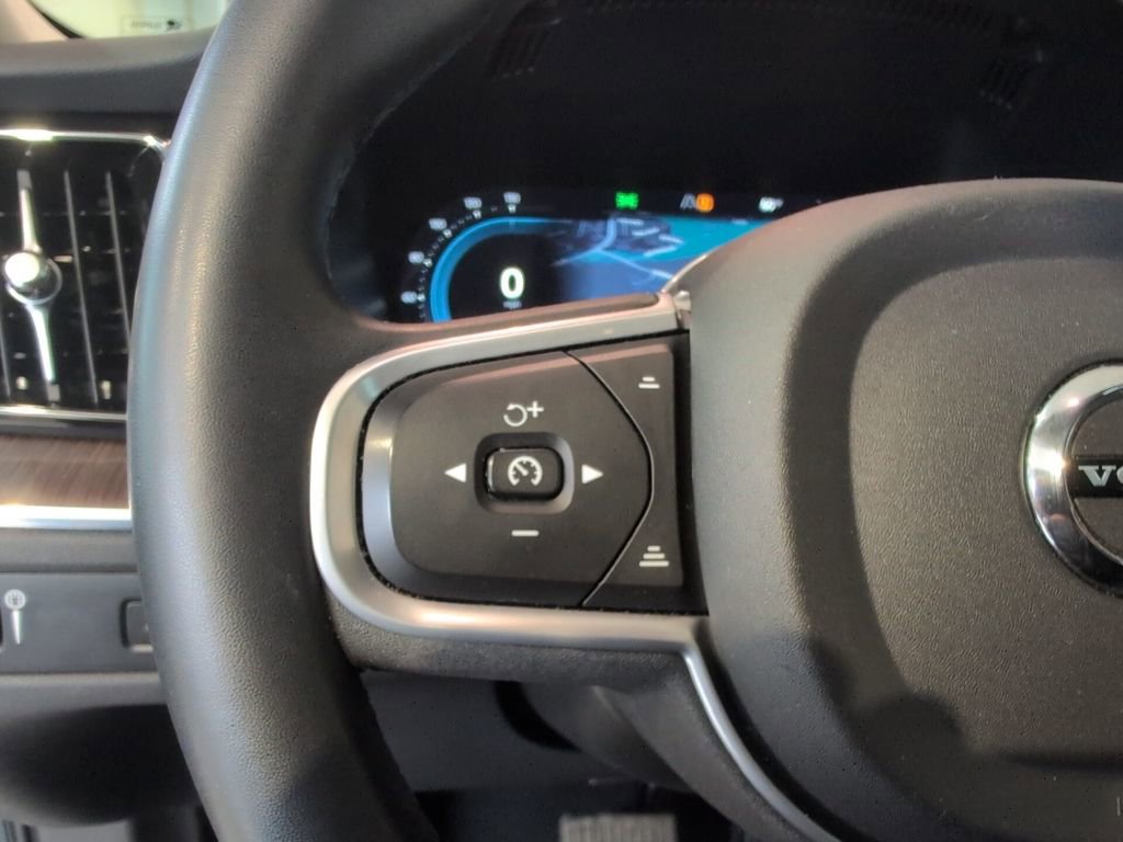 Used 2022 Volvo XC60 B5 Momentum w/ Advanced Package image 15