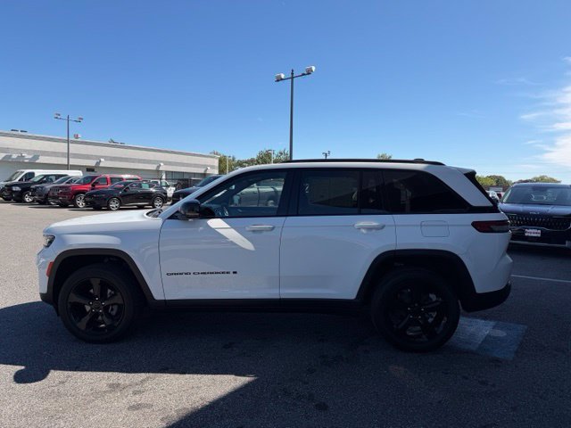 Used 2023 Jeep Grand Cherokee Altitude AWD/4WD image 20