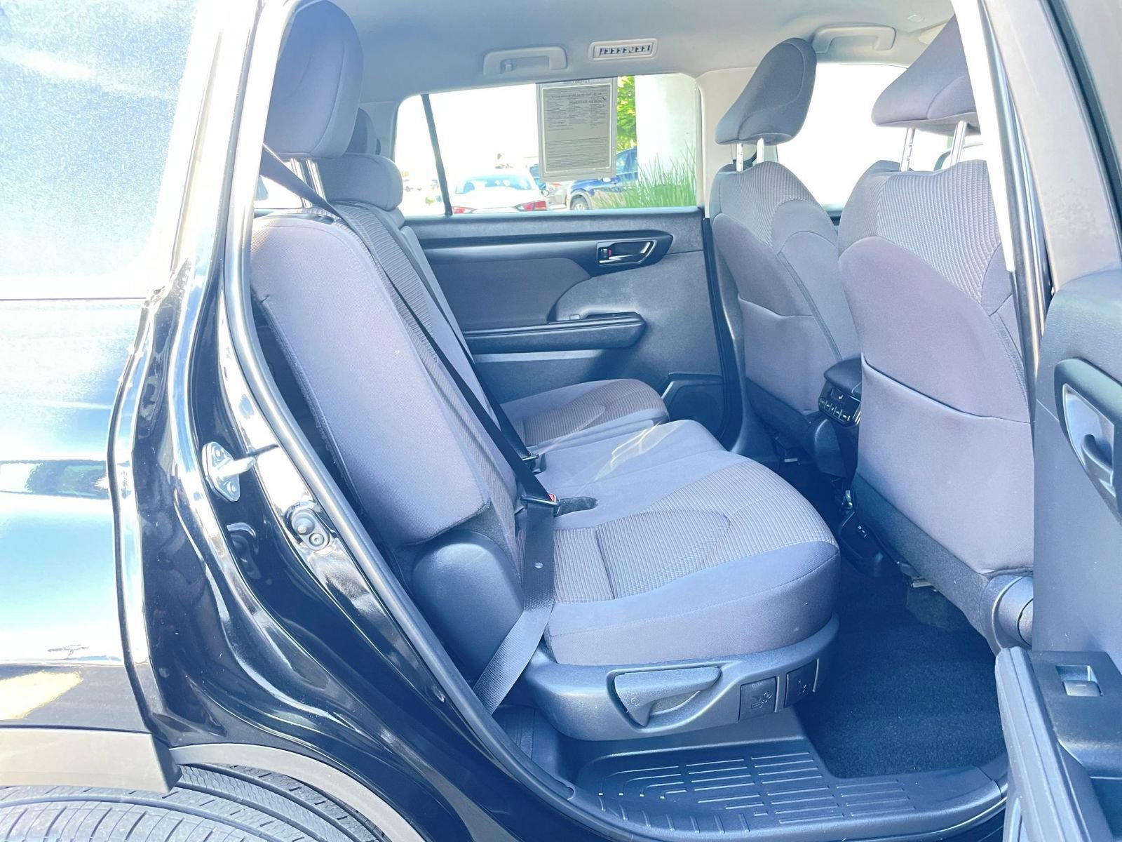 Used 2025 Toyota Highlander LE image 27