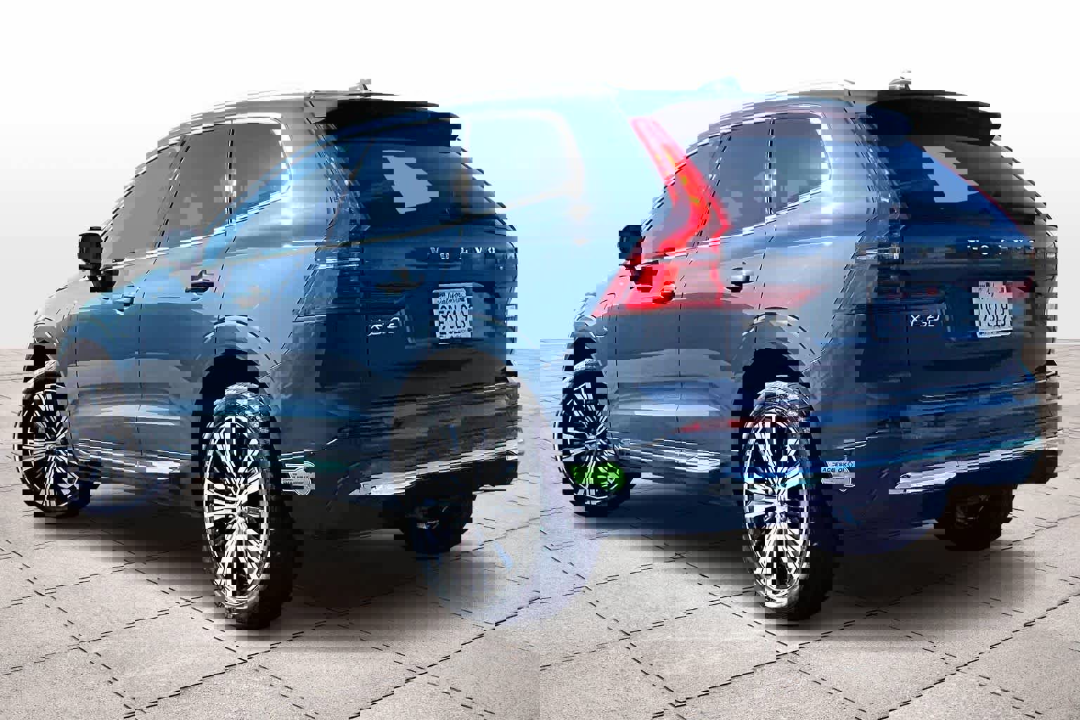 Used 2023 Volvo XC60 T8 Plus w/ Protection Package Premier image 15