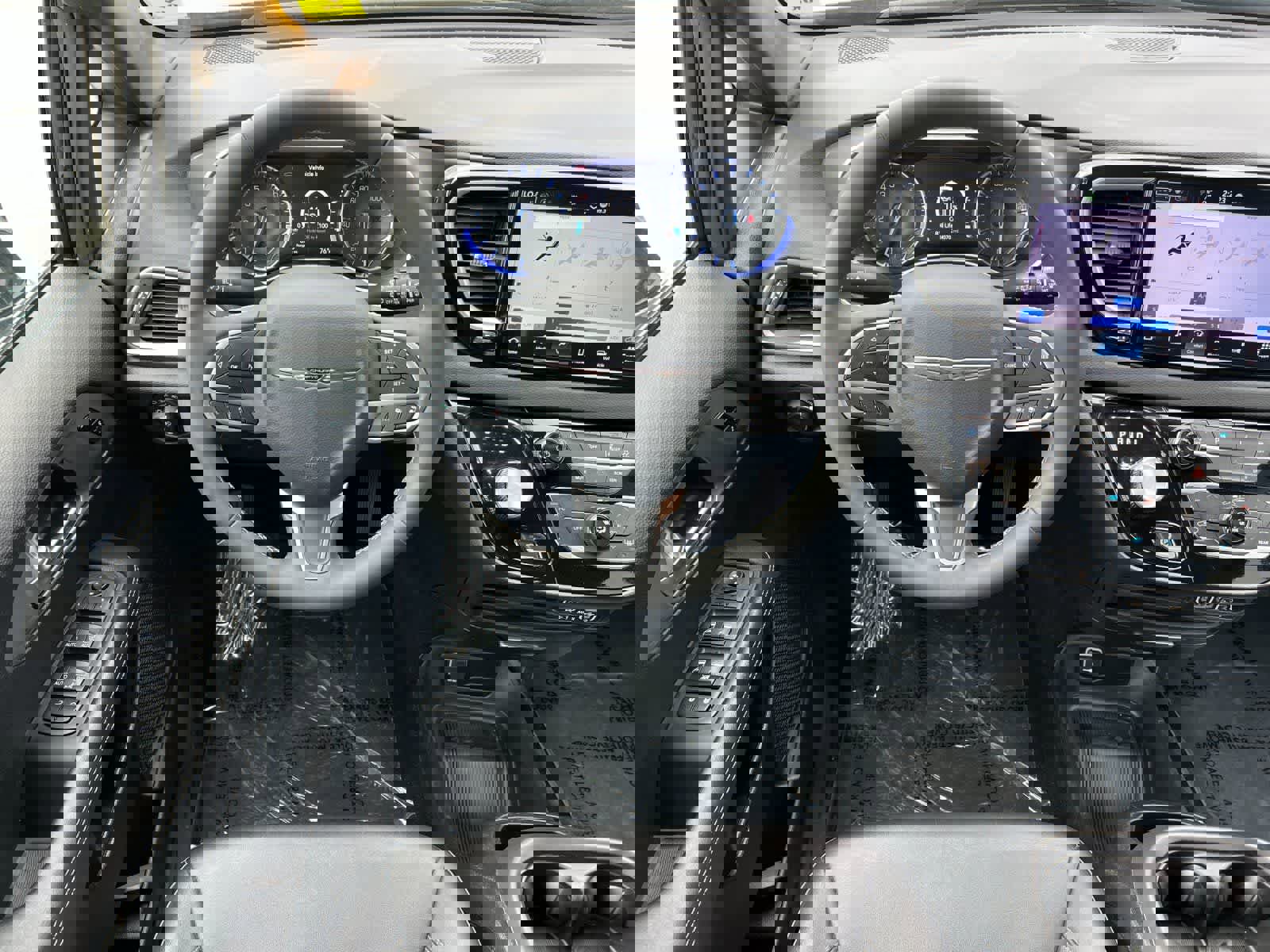 Used 2025 Chrysler Pacifica Select image 15