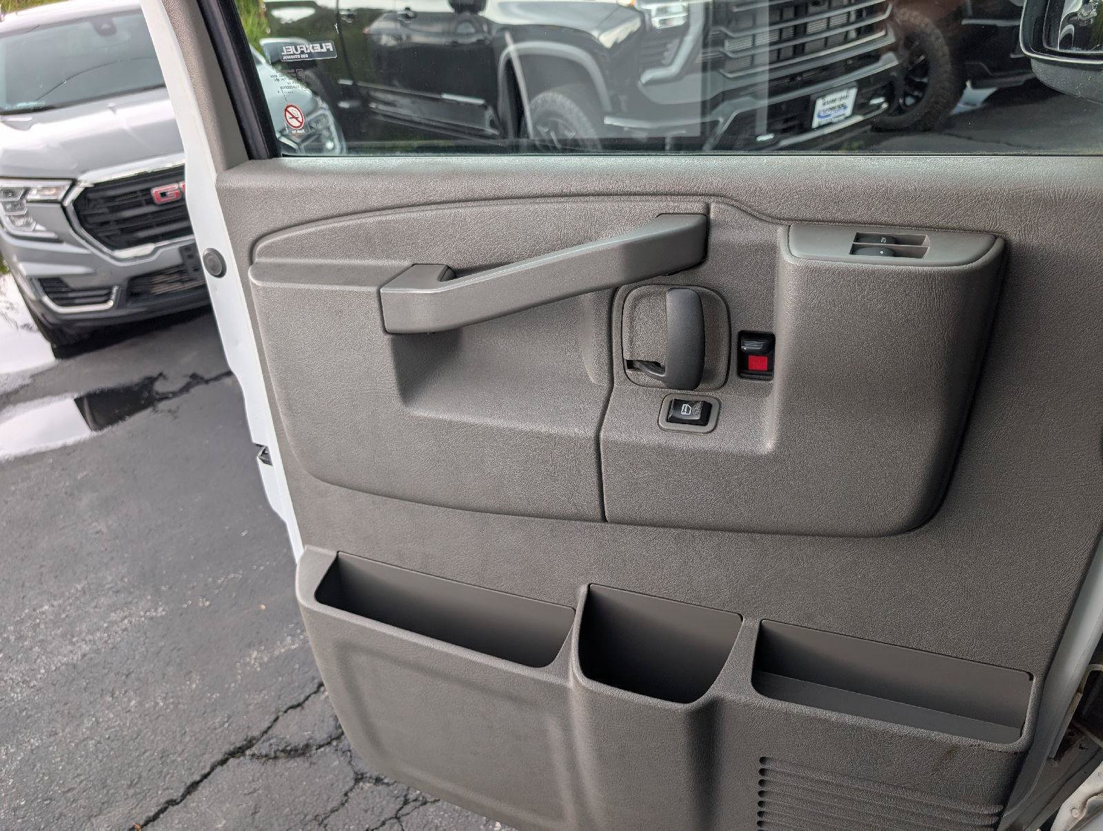 Used 2018 Chevrolet Express 2500 w/ Driver Convenience Package RWD image 8