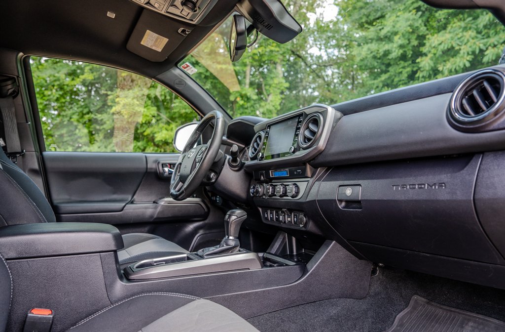 Used 2023 Toyota Tacoma TRD Off-Road w/ Technology Package AWD/4WD image 30