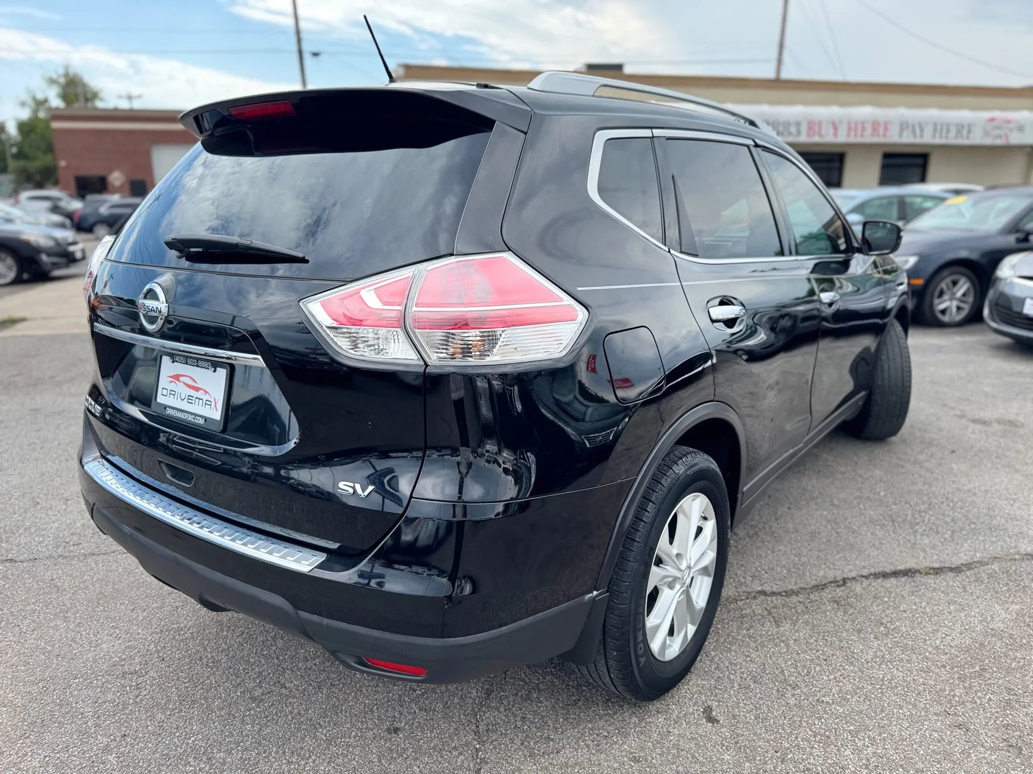 Used 2015 Nissan Rogue SV image 3