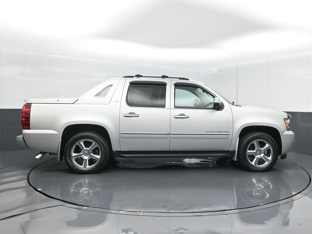 Used 2011 Chevrolet Avalanche LTZ AWD/4WD image 5