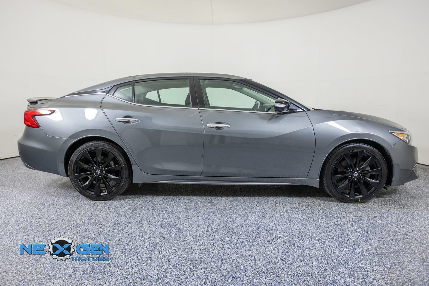 Used 2018 Nissan Maxima SR w/ Midnight Edition FWD image 9