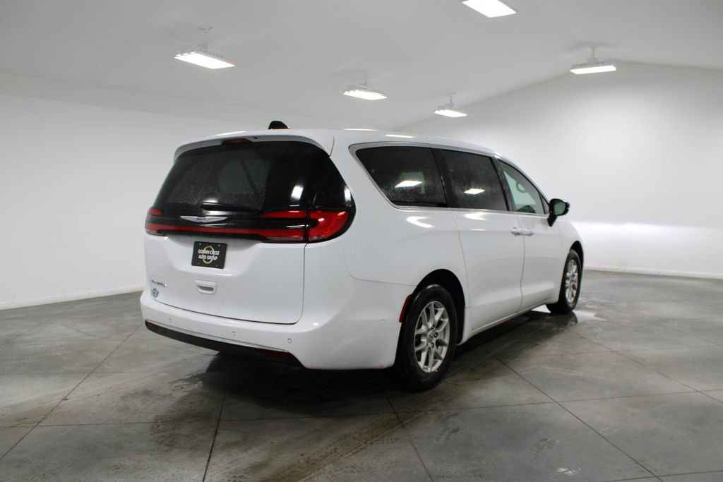 Used 2024 Chrysler Pacifica Touring-L image 9